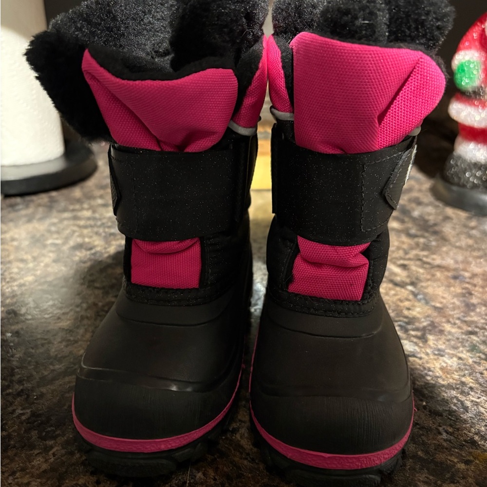 Yeti Kids Black and Pink Snow Boots